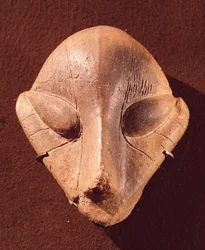 Tête stylisée, de Predionica, culture de Vinča tardive, vers 4500-4000 av. J.-C. (terre cuite)